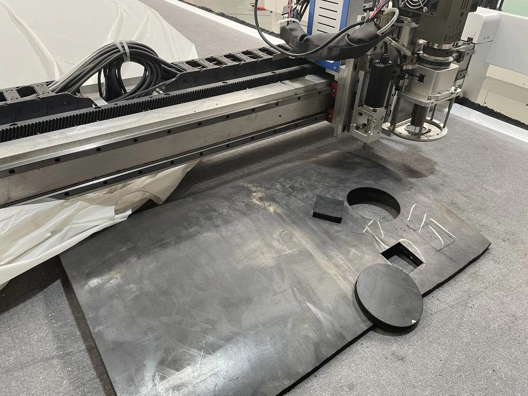 橡膠與塑料制品制造的利器 三種關(guān)鍵切割設(shè)備